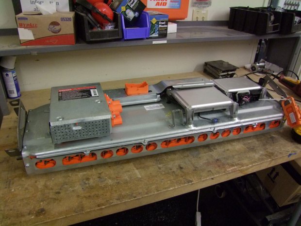 A hybrid car battery module, made of many smaller low-voltage cells which can be reconfigured.